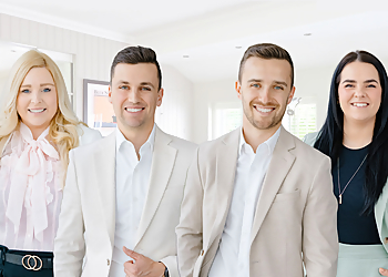 Équipe Brisebois Fortin Courtiers Immobiliers - Terrebonne, QC Real Estate Agents - Staff Working Image